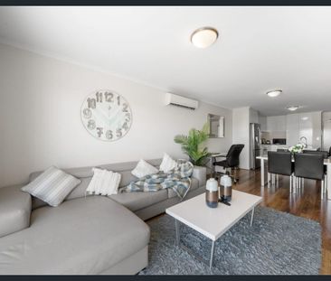 2 Bedroom Apartment Walking Distance to Public Transport - Photo 2