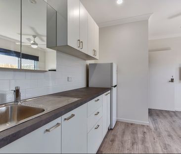 NEAR NEW FULLY FURNISHED, DESIGNER STUDIO APARTMENT – BILLS INCLUDED! - Photo 2