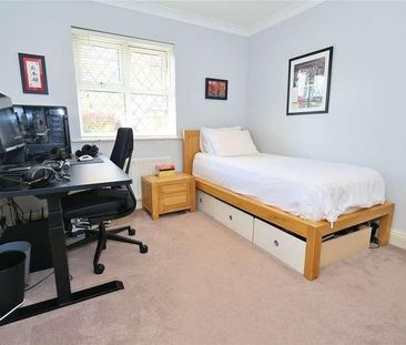 Strathcona Gardens, Knaphill, Woking, Surrey, GU21 - Photo 4