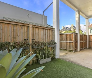 Freshly Renovated 3 Bedroom Duplex in Prime Location - Photo 3