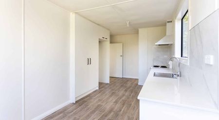 Freshly renovated 4 Bedroom 2 Bathroom property - Photo 2