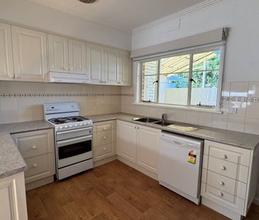 Spacious Three Bedroom Home in a Premium Aberfeldie Pocket - Photo 6