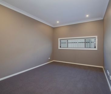Tidy, Beachside 4 Bedroom Home with Ducted Air Con - Photo 5