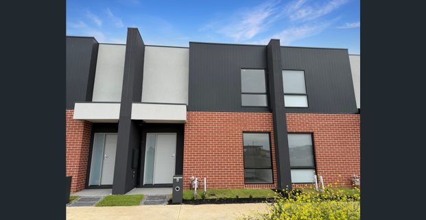 Get In Fast! - Photo 1