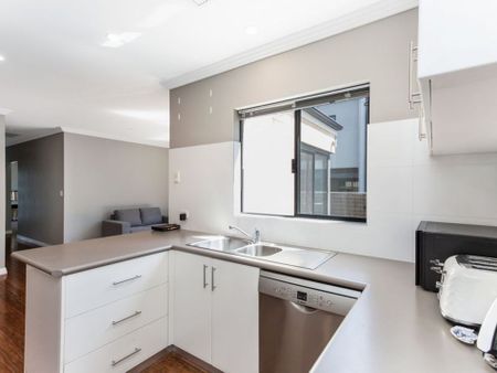 Beautiful 3 Bedroom Rear Villa - Photo 4