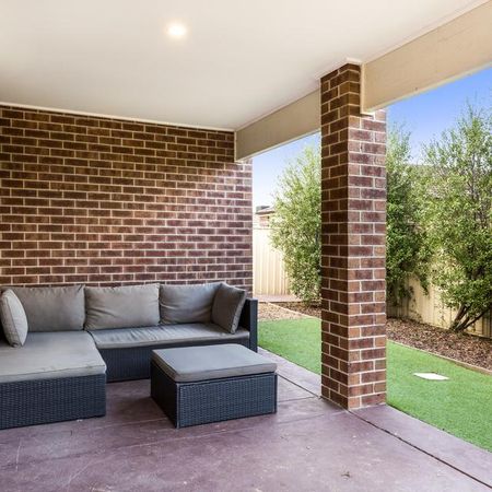 Splendid Single Storey Home - Photo 5