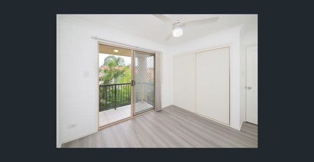 Freshly renovated Modern 3 Bedroom Townhouse - Photo 1