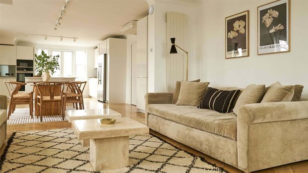 Light-filled apartment with dual terraces and serene Little Venice views. - Photo 1