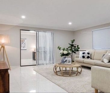 Stylish & Convenient and Spacious 5 bed 2 bath - Photo 1