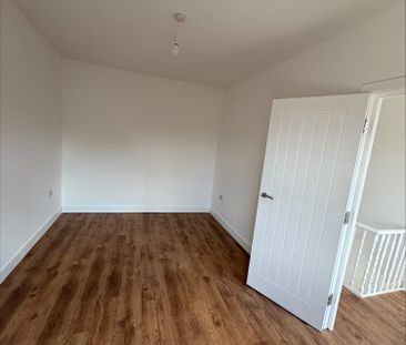 Flat to rent - Tewson Road, London, SE18 - Photo 5