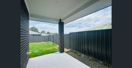 Stunning Two Bedroom Home Unit - Ducted Air-Con, Garage - Photo 3