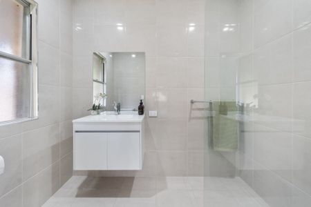 Renovated family home in flood free location - Photo 4