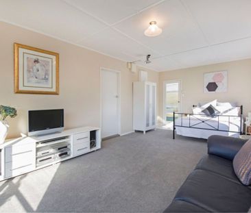 4 Bedrooms in Botany Downs - Photo 2