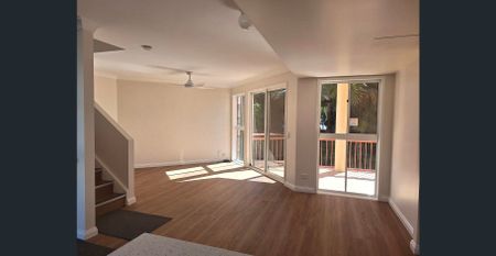 THREE-BEDROOM TOWNHOUSE IN THE HEART OF PALM BEACH - Photo 4
