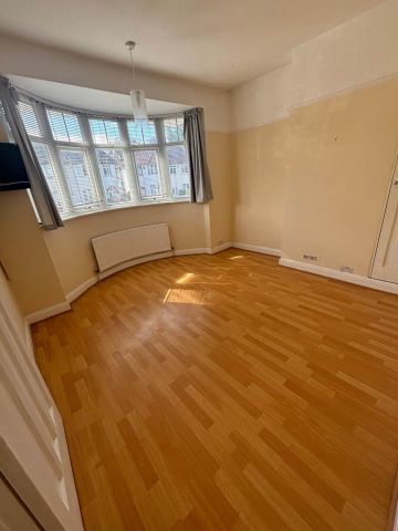 OIRO £1,900 pcm - Available Now - Unfurnished - Photo 3
