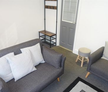 2 bedroom Flat To Let - Photo 2