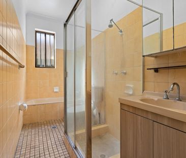 Charming Semi-Detached Home Opposite Marrickville Park - Photo 3