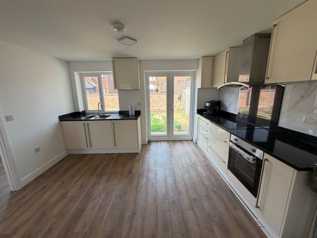 5 Bed Semi-Detached House, Rudyard Close, LU4 - Photo 5