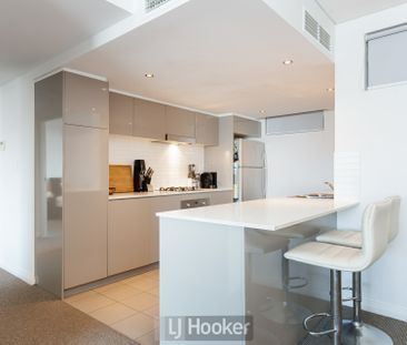 EXECUTIVE HARBOURSIDE LIVING WITH ENORMOUS ENTERTAINING DECK - Photo 5