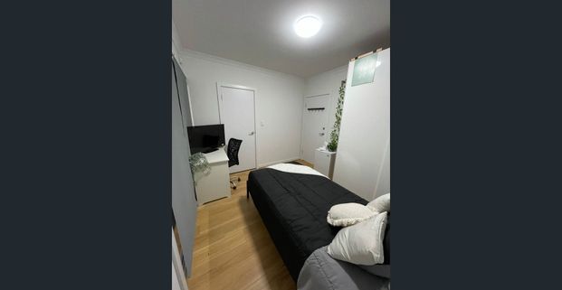 Bed and bathroom perfect for a student only 5km away from Adelaide CBD - Photo 1