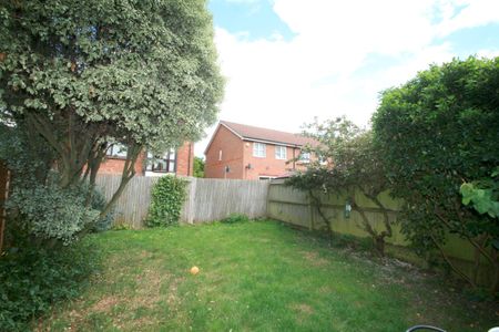 3 bedroom end of terrace to rent Farriers Road, Epsom, KT17 - Photo 4