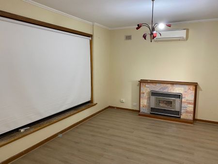 Comfortable Family Home with Generous Yard! - Photo 2