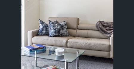 FURNISHED 3 BEDROOM, 2 BATHROOM APARTMENT ON HAY ST! - Photo 5