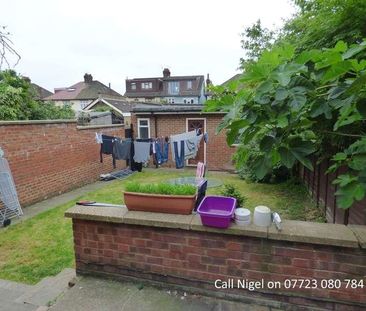 Boston Manor Road, TW8 - Photo 1
