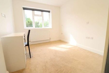 Edgwarebury Lane, Edgware, Middlesex, HA8 - Photo 2