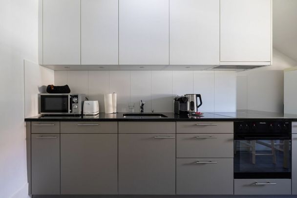 Professional furnished 2.5-room apartment on the Le Corbusier theme - Photo 1