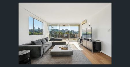 Luxurious Apartment With Panoramic District Views in Prestigious Bellevue Hill Locale - Photo 2