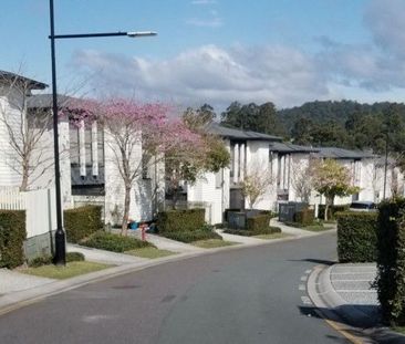 Pacific Pines Townhouse - Modern & Spacious Living - Photo 3