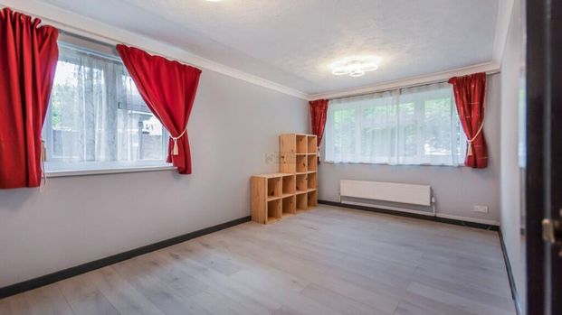 Appleton Court - Photo 1