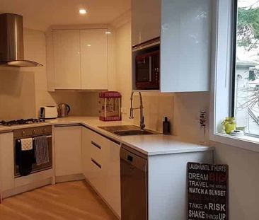 Modern living next to Kelburn campus - Photo 1