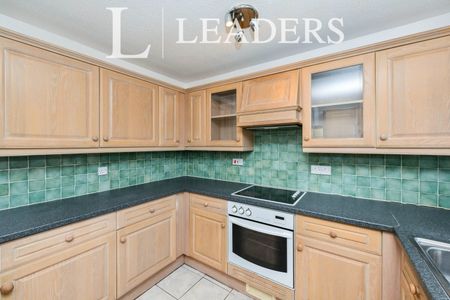 4 bedroom house to rent Magnaville Road, Bishop's Stortford, CM23 - Photo 3