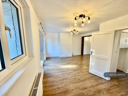 5 bedroom semi-detached house to rent - Photo 5