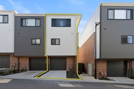 North Facing - Immaculate 3 Bedroom Townhouse - Photo 5
