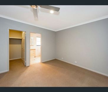 EXCEPTIONAL TOWNHOUSE IN A GREAT LOCATION - Photo 6