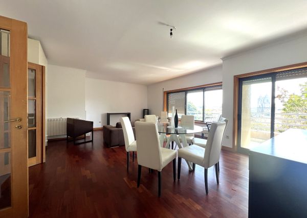 Fantástico Apartamento T2 Mobilado com Garagem e Arrumos