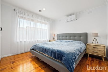 RENOVATED SPACIOUS 2 BEDROOM UNIT WITH TWO LIVING AREAS - Photo 2