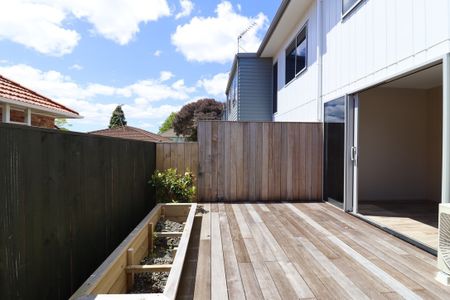 Move-In Ready: Stunning Brand-New Home in Panmure - Photo 3