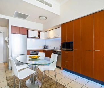 RESORT LIVING IN THE HEART OF SURFERS PARADISE! - Photo 4