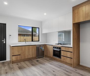 Modern Townhouse - Photo 3