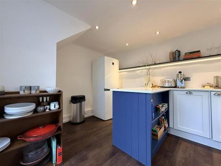 2 bedroom semi-detached house to rent - Photo 4