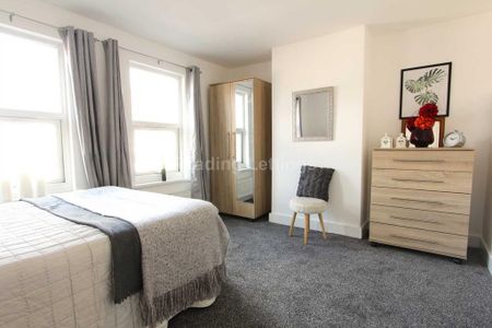 6 bedroom terraced house to rent - Photo 3