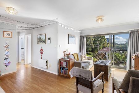 Beautiful Morningside Apartment-Light-Filled Top-Floor One Bedroom Apartment in Prime Location - Photo 4