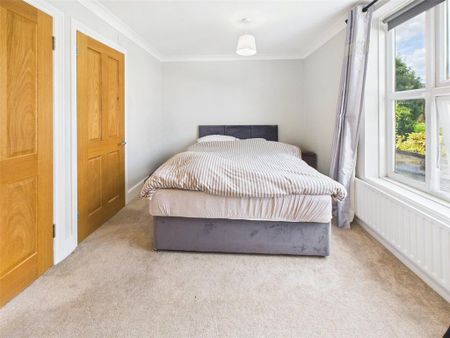 4 bedroom end of terrace house to rent - Photo 2