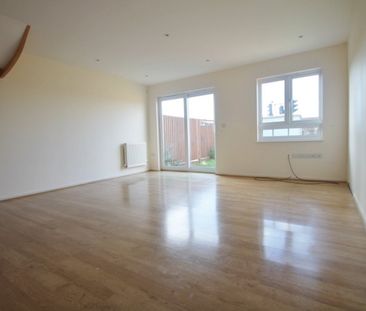 Elvedon Road, Feltham,TW13 - Photo 1