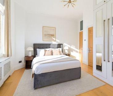 A Stunning Three Bedroom Apartment in Popular Portered Mansion Block - Photo 3