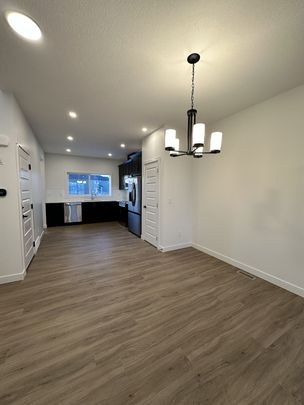 9 Silverton Glen Gate SW, Calgary - Photo 1